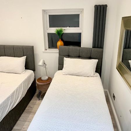 Modern 2 Bedroom Apartment With Private Garden Near Canary Wharf London Exterior photo